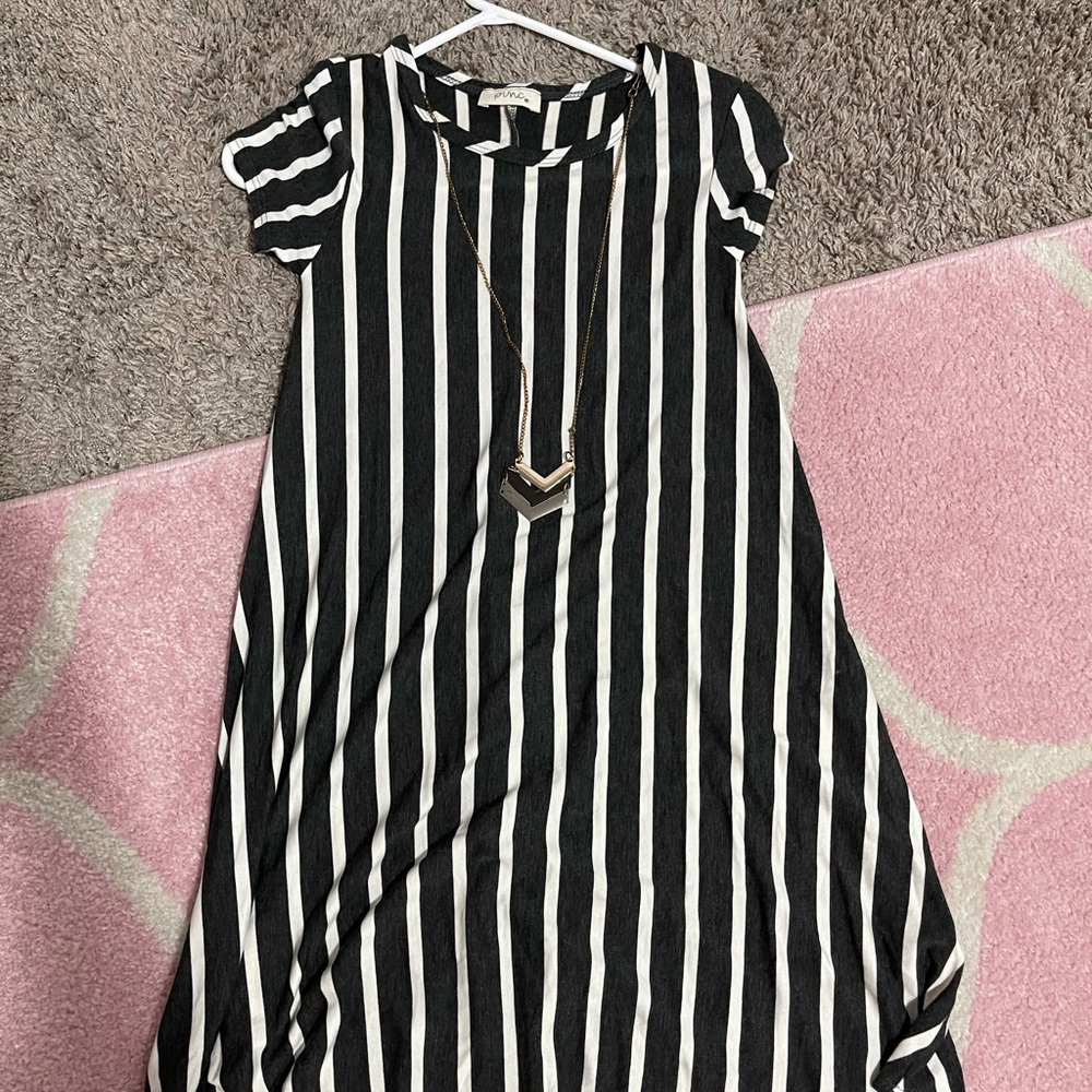 Flow dress with necklace